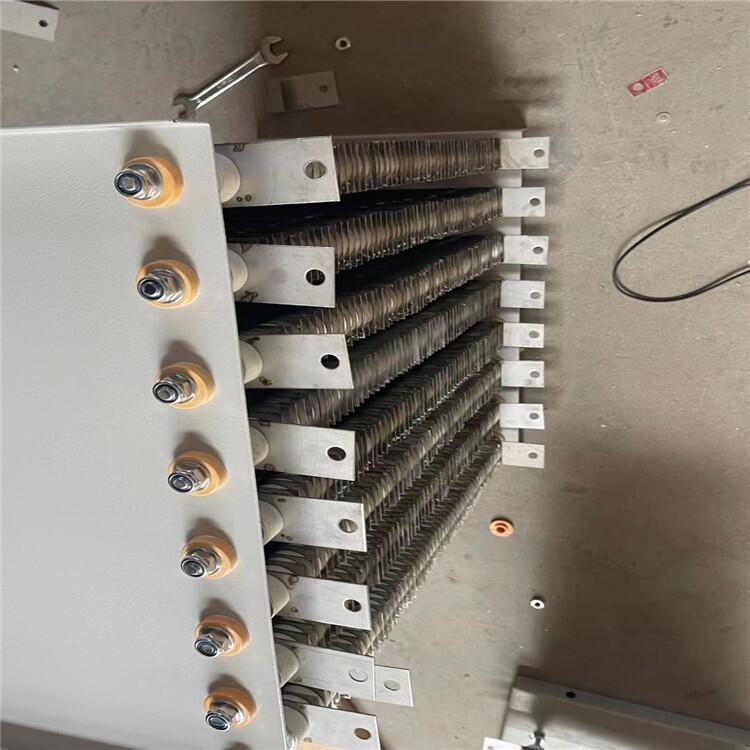 山東德慶ZX18-0.4不銹鋼電阻箱相疊排列的不銹鋼條的開孔內(nèi)有固定螺桿
